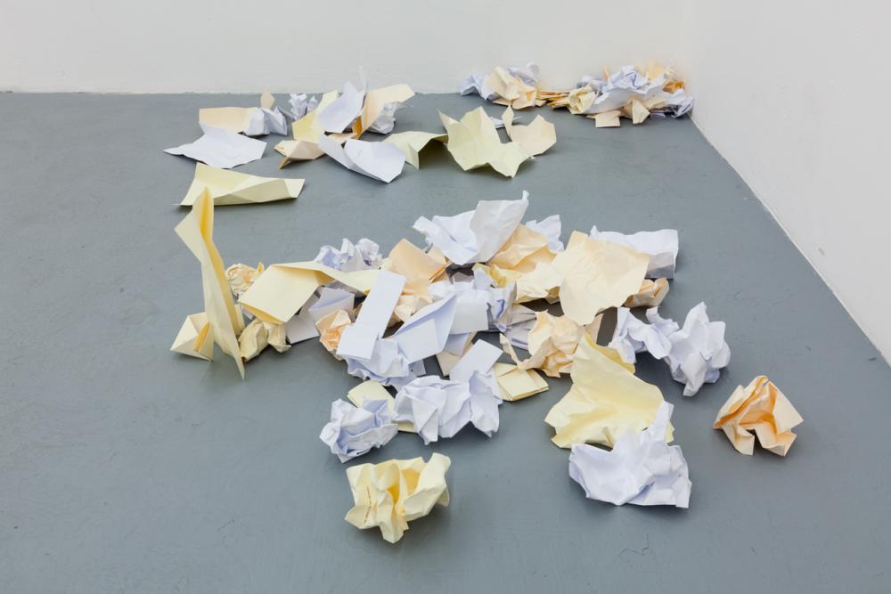 Installation View, Parfümiert mit Dynamit - Sommerschau der Studios, Sabine Rak und Olivia Hyunsin Kim, basis 2015, Foto: Frithjof Kjer