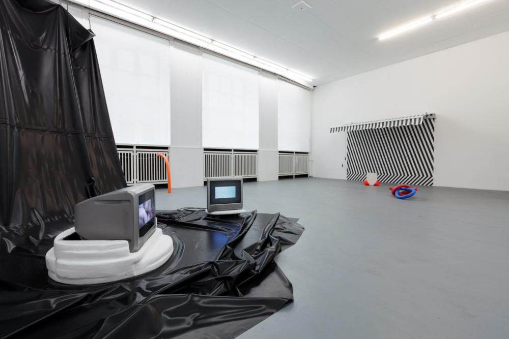 Installation View, Parfümiert mit Dynamit - Sommerschau der Studios, basis 2015, Jennifer Gelardo und Sandra Havlicek, Foto: Frithjof Kjer