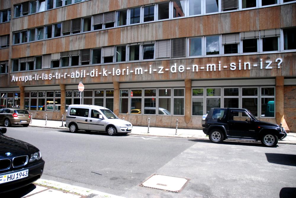 Özlem Günyol & Mustafa Kunt, Avrupa-lı-las-tı-r-abil-di-k-leri-m-iz-de-n-mi-sin-iz?, 2007, Foto:Cem Yücetas