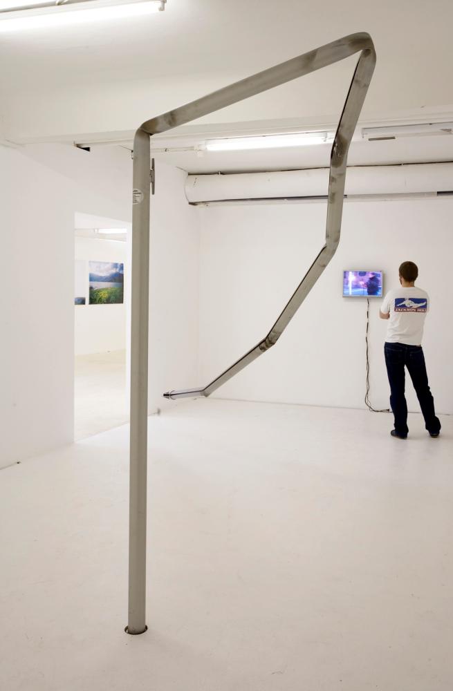 Ausstellungsanischt, Özlem Günyol & Mustafa Kunt, Flagpole, 2007, Foto: Cem Yücetas