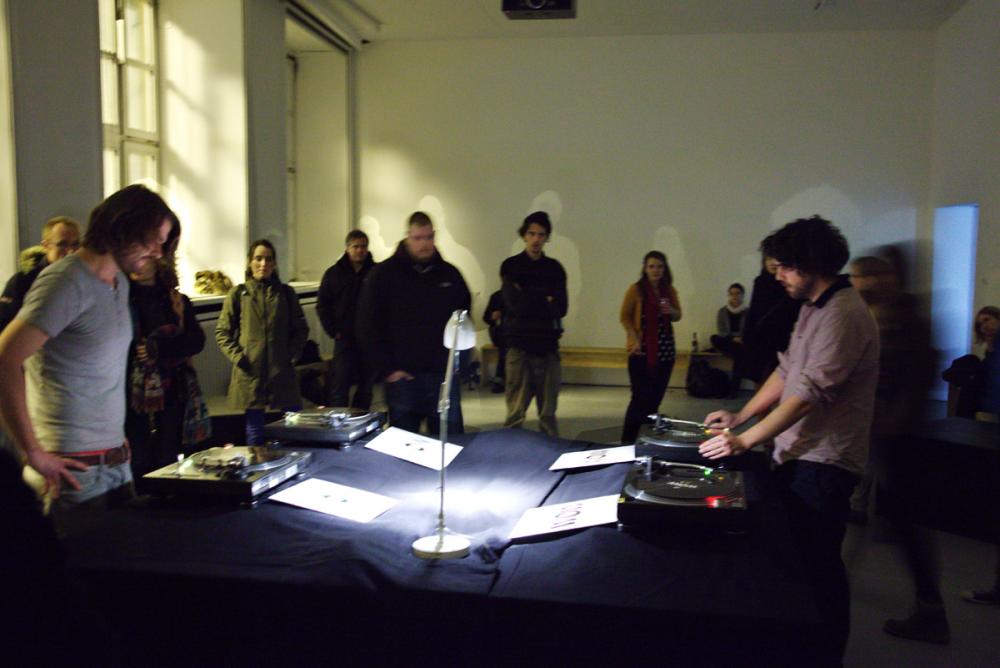 Lecture and performance Heavy Listening, basis 2013, photo: Amin Weber