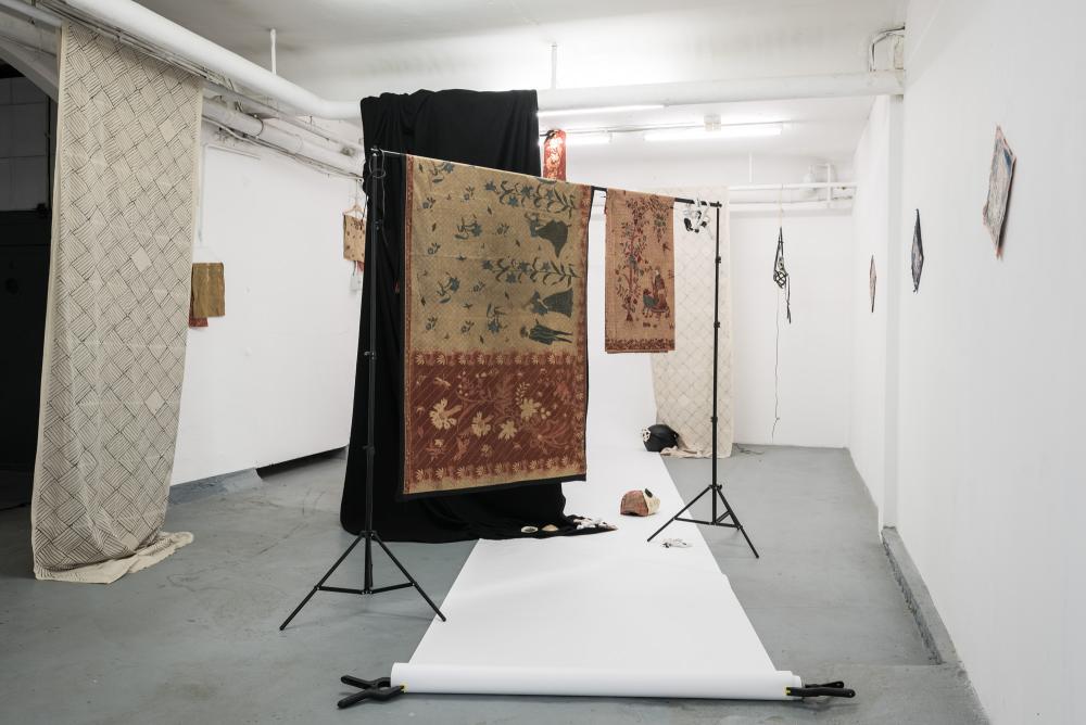 nstallation view: Ada Van Hoorebeke - Where Batik Belongs - Frankfurt am Main, basis project space 2017, photo: Frithjof Kjer