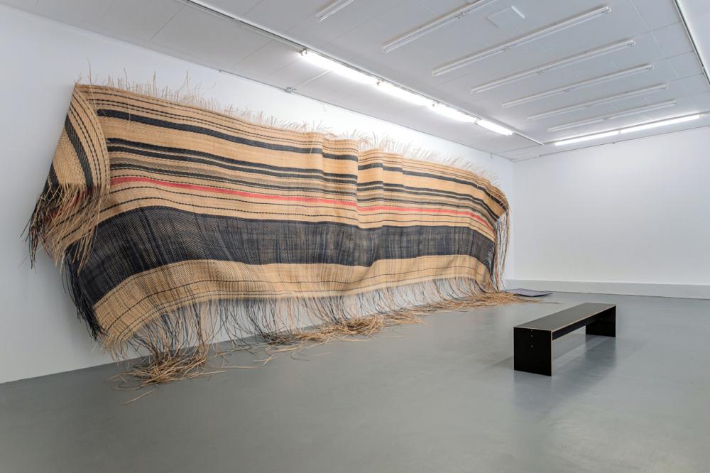 Kasia Fudakowski, Working Title: The Worry Wall, 2017, installation view basis e.V., Foto: Laura Nickel, Courtesy the artist and ChertLüdde, Berlin