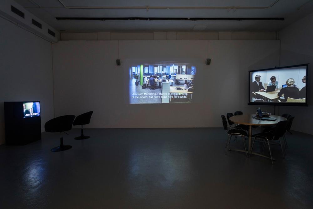 Pilvi Takala, The Trainee, 2008, installation view basis e.V., Foto: Angelika Zinzow, Courtesy the artist and Helsinki Contemporary