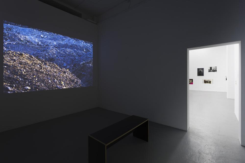 installation view "hit pay dirt" at basis e.V., 2023, courtesy: the artist, photo: Ivan Murzin