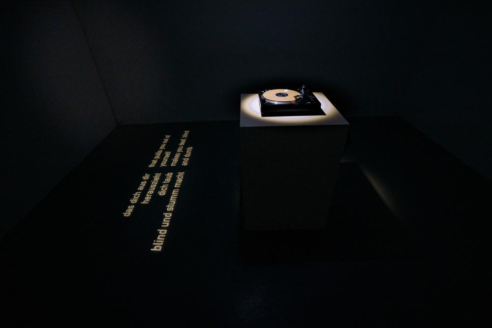 Musquiqui Chihying, Elom 20ce & Gregor Kasper, The Currency, 2020, sound installation, 12“ vinyl, 5 min 32 sec / 10 min 57 sec, photo: Angelika Zinzow, © basis e.V.