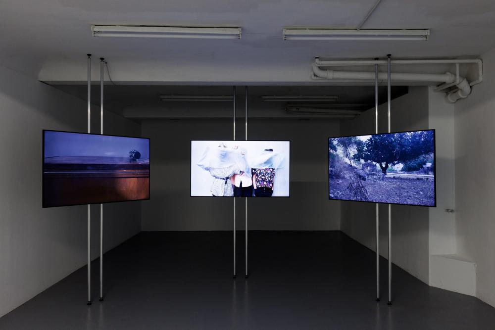 Cihan Cakmak, em fraktal 02_rausgehen, 2021, installation view basis e.V., Courtesy the artist, Foto Bernd Euring, © basis e.V..jpg 