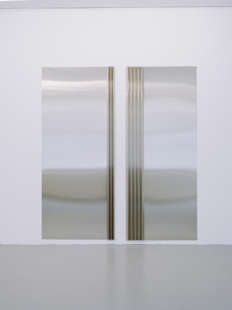 Toni Schmale, falte #5 & #6, 2024, stainless steel, 150 x 20 x 320 cm, photo: Katrin Binner © basis e.V.