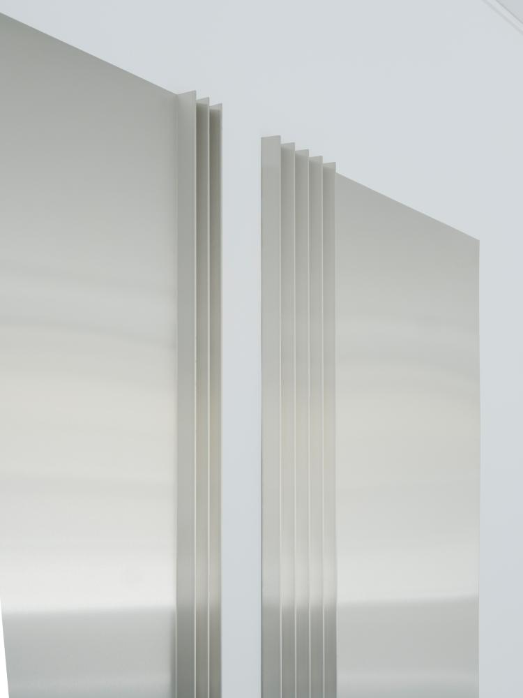 Toni Schmale, falte #5 & #6, 2024, stainless steel, 150 x 20 x 320 cm, photo: Katrin Binner © basis e.V.