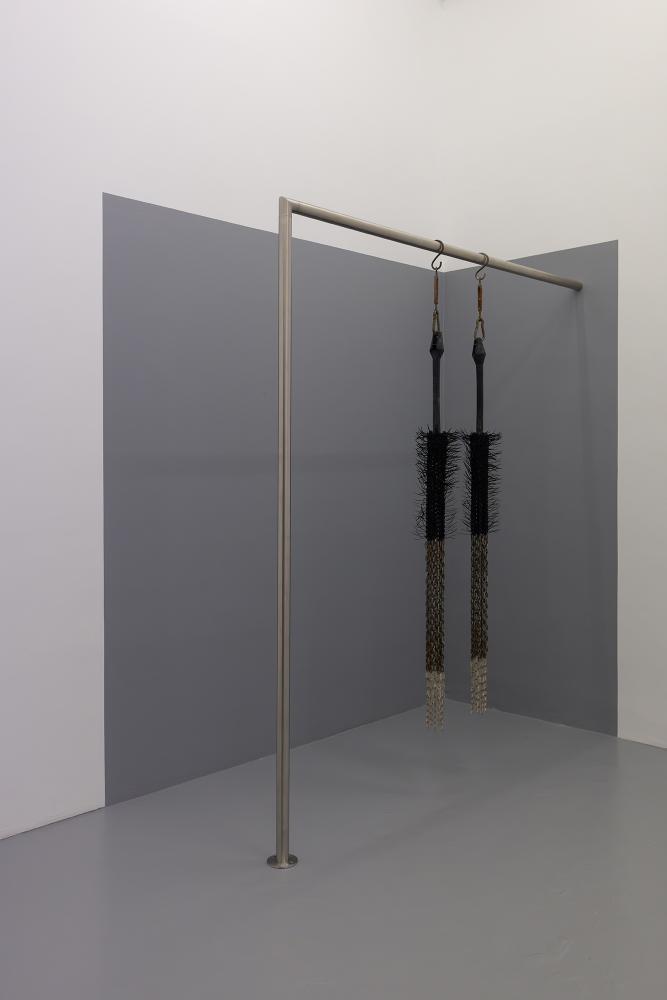 Kenny Dunkan, CHARM #015, 2021, oxidized metal chains, rubber, tassels, nylon cable ties, burnished steel nuts, 190 x 18 x 18 cm © basis e.V., photo: Bernd Euring