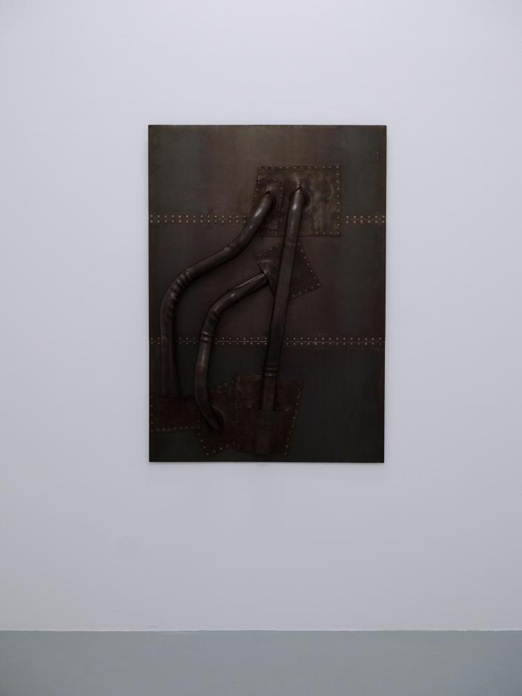 Toni Schmale, circlusion kleine metallarbeit, 2024, forged steel, waxed, 156 x 124 x 25 cm, photo: Katrin Binner © basis e.V.