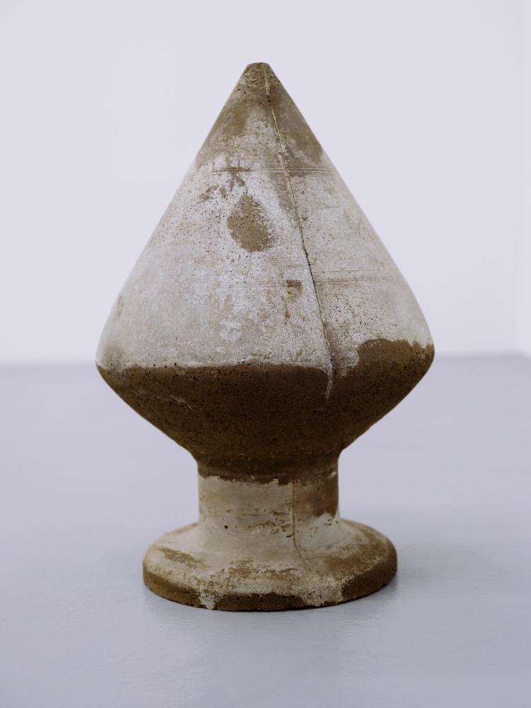 Toni Schmale, bend over your boyfriend, 2010, concrete, 50 x 80 x 50 cm,  photo: Katrin Binner © basis e.V.