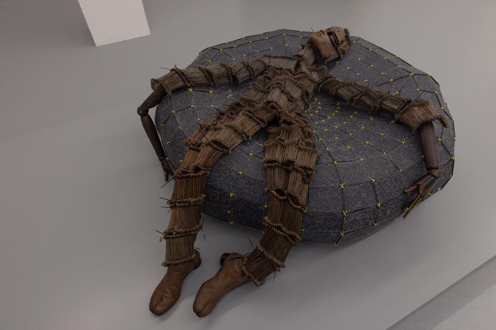 Kenny Dunkan, SOLID BOI, 2022 copper, PVC, cable ties, shoes of the artist, and leather, 195 x 70 cm © basis e.V., photo: Bernd Euring