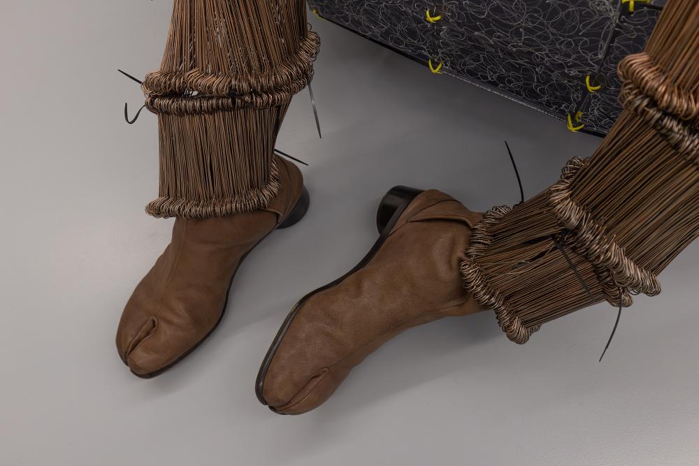 Kenny Dunkan, SOLID BOI, 2022, (detail) copper, PVC, cable ties, shoes of the artist, and leather, 195 x 70 cm © basis e.V., photo: Bernd Euring