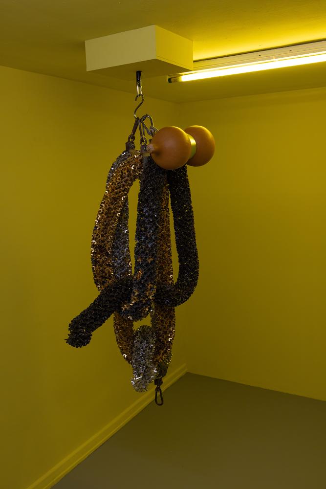 Kenny Dunkan, MALFOUTI, 2022,  metal eiffel towers, dried squash, engine, 120 x 60 x 60 cm © basis e.V., photo: Bernd Euring