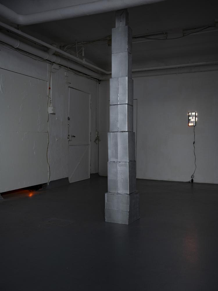 Alexandre Caretti "Skulpturen für Bankhallen", 2025, basis Projektraum, photo: Angelika Zinzow © basis e.V.