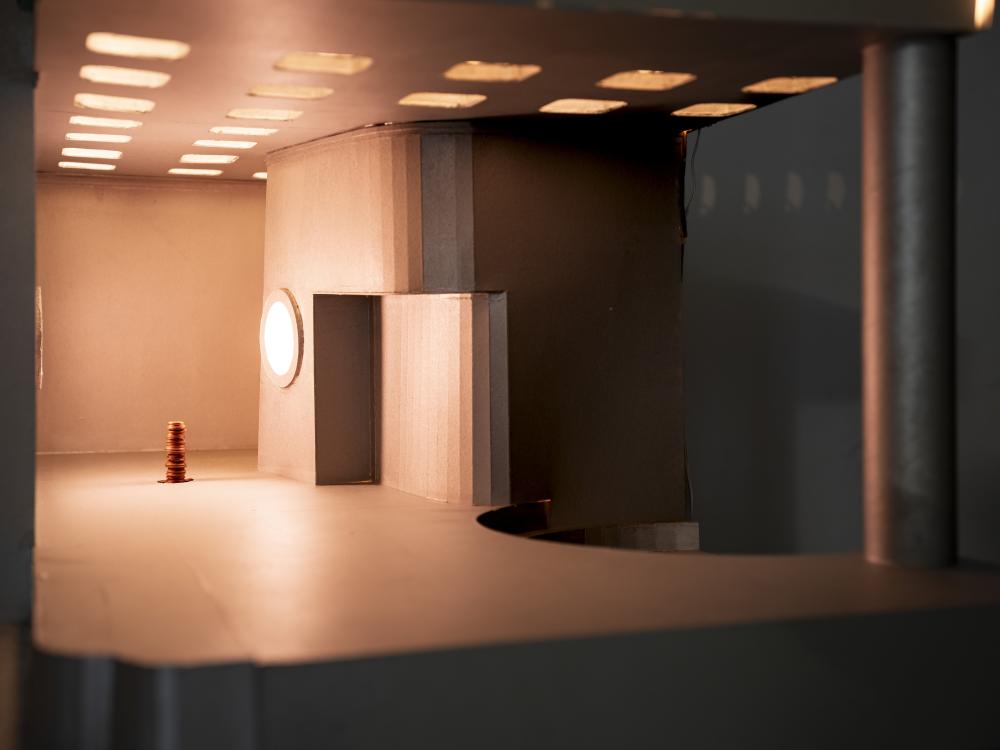 Alexandre Caretti "Skulpturen für Bankhallen", 2025, basis Projektraum, photo: Angelika Zinzow © basis e.V.